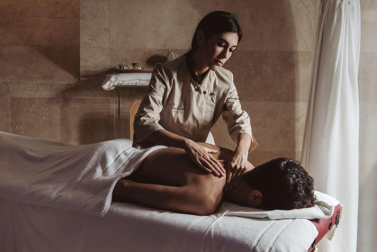 Palazzo Montemartini Rome, A Radisson Collection Hotel Bagian luar foto A massage therapist working on a patient