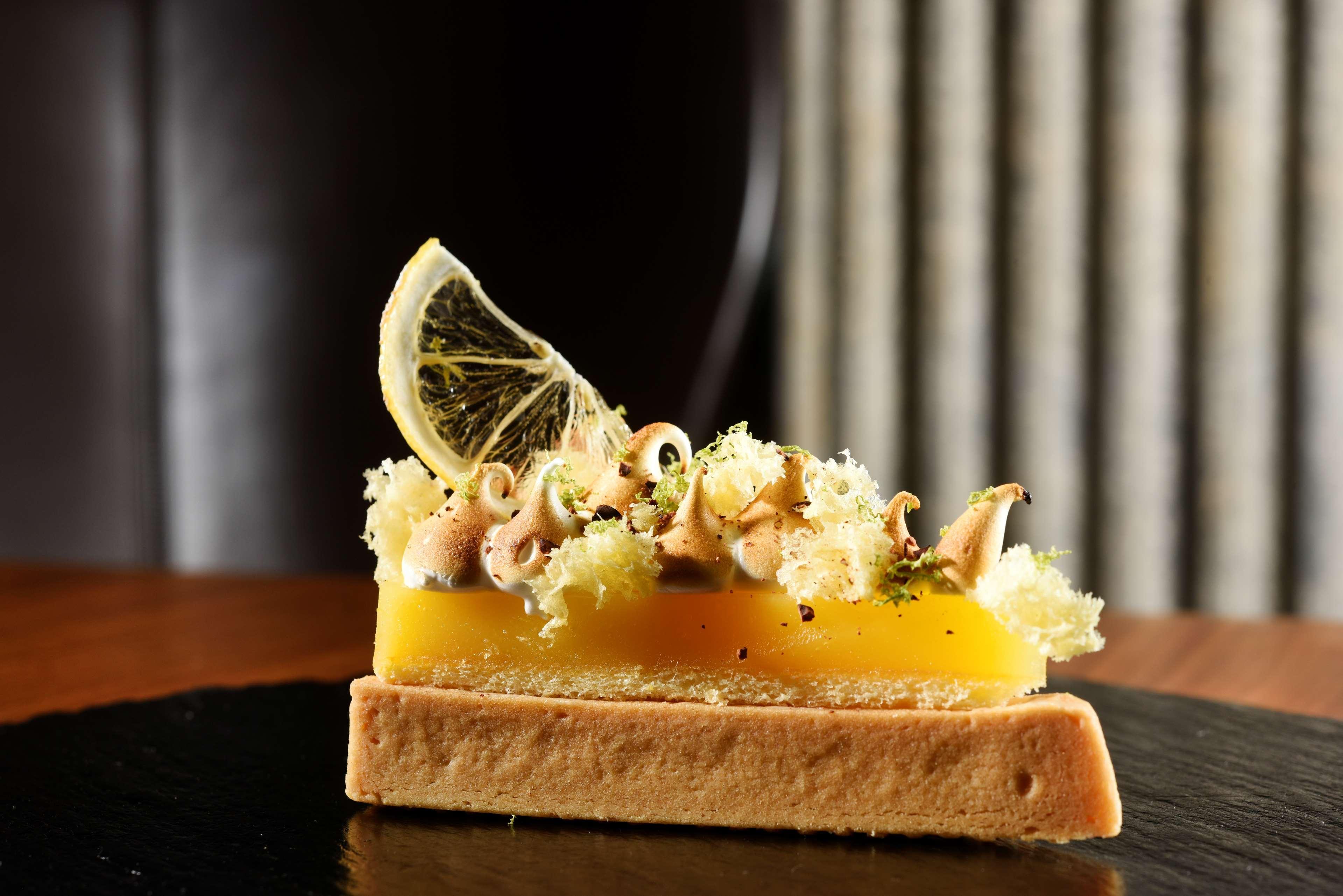 Palazzo Montemartini Rome, A Radisson Collection Hotel Bagian luar foto A lemon tart