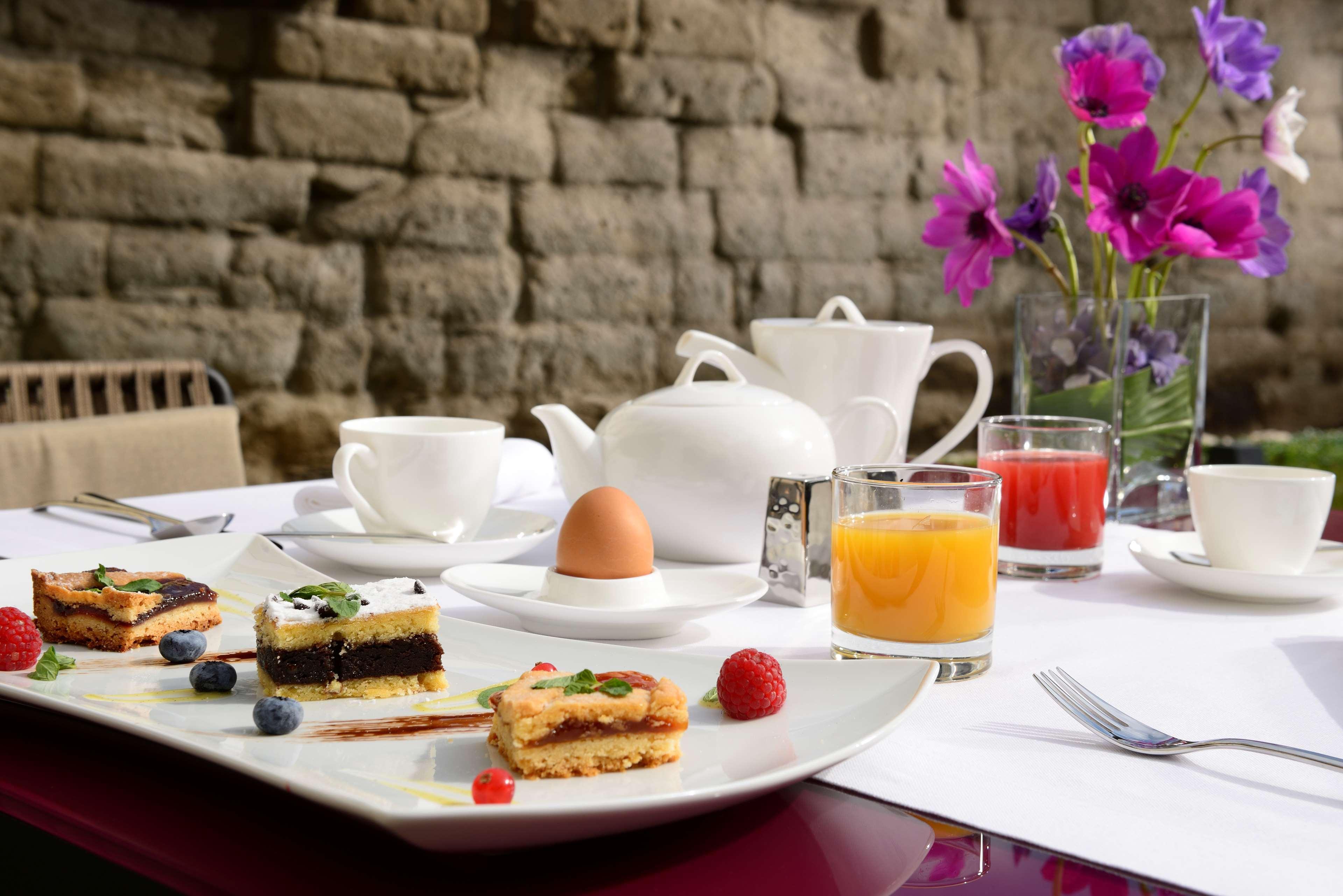 Palazzo Montemartini Rome, A Radisson Collection Hotel Bagian luar foto A breakfast table