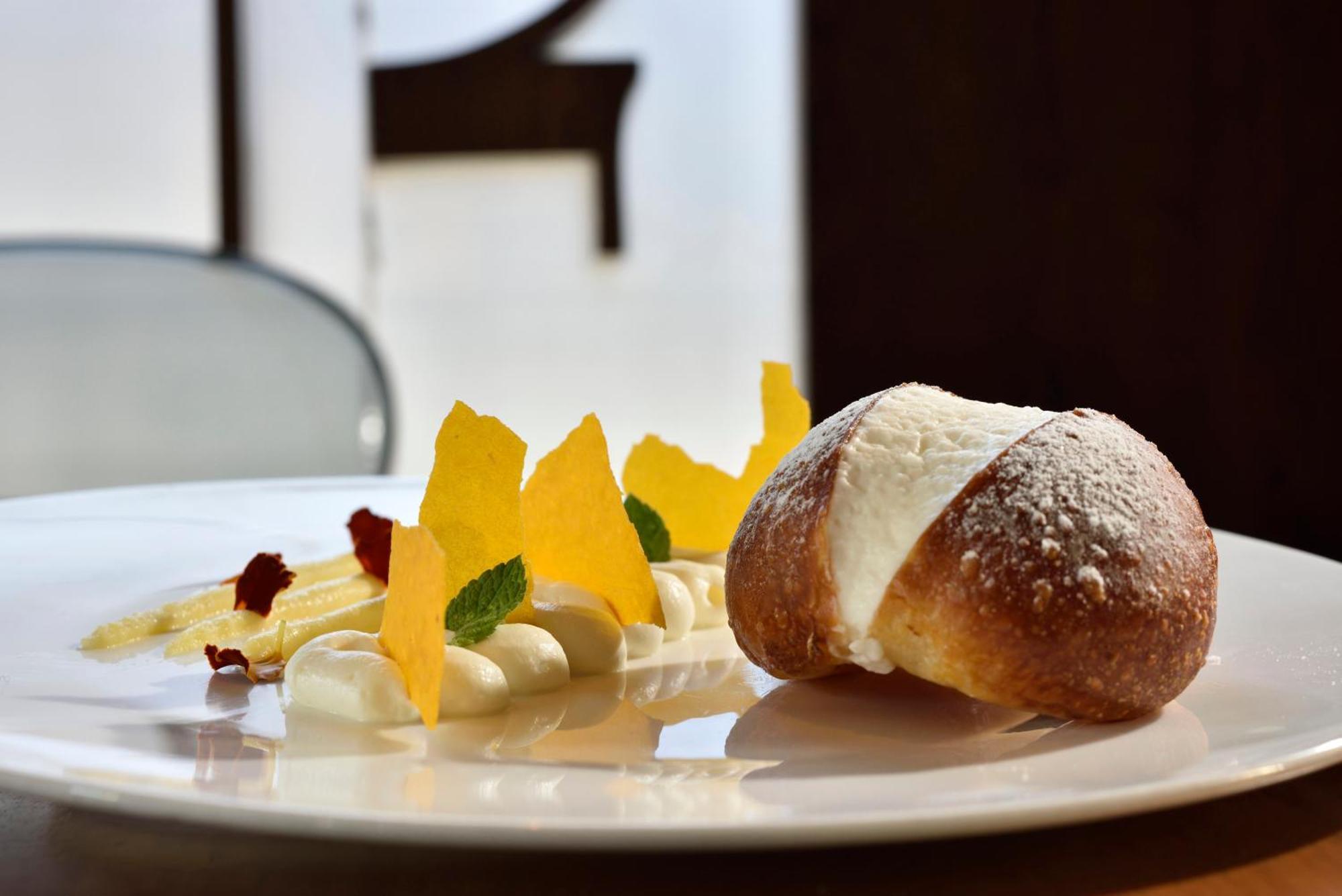 Palazzo Montemartini Rome, A Radisson Collection Hotel Bagian luar foto A typical Easter dessert