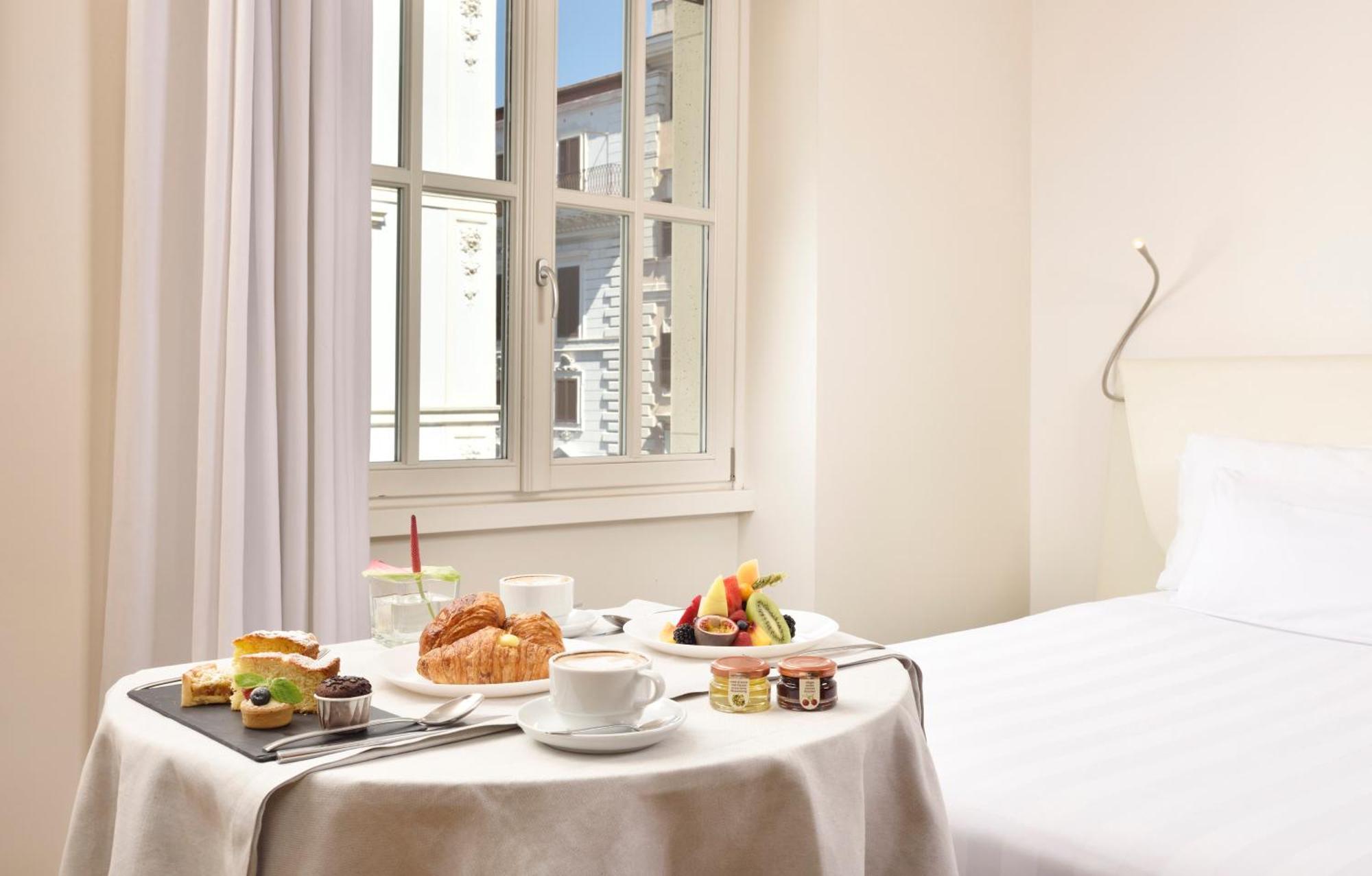 Palazzo Montemartini Rome, A Radisson Collection Hotel Bagian luar foto Breakfast in bed