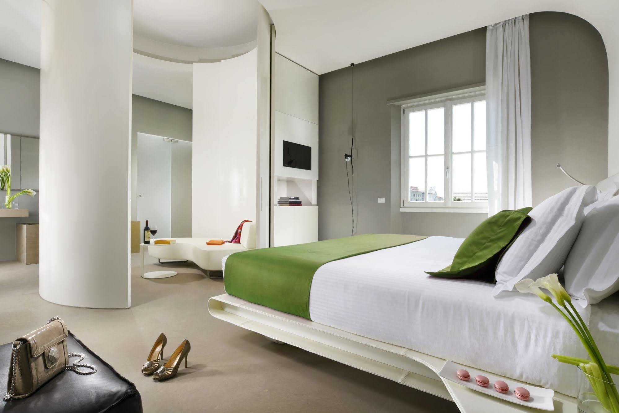 Palazzo Montemartini Rome, A Radisson Collection Hotel Bagian luar foto A bedroom at the hotel